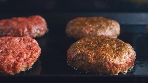 Bild 1 von 9: Fleisch ist für viele fester Bestandteil ihres Speiseplans. Doch die Herstellung bringt Probleme für die Umwelt mit sich.