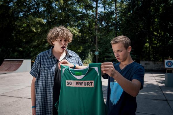 Bild 1 von 16: Sportler Nick (Michael Schweisser, li.) und Timo (Luca Jung, re.) sind entsetzt: Ihre Trikots sind ROSA! Das können nur die Einsteiner gewesen sein!