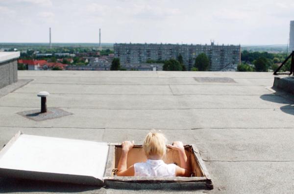 Bild 1 von 3: Angehäufte Schulden und das unaufgeregte Leben in einer anonymen Vorstadtsiedlung bringen Mirka (Dorota Pomykala) eines Tages dazu, mit einem Küchenmesser eine Bank zu überfallen.