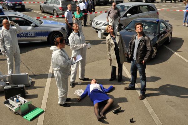 Bild 1 von 9: Prof. Lisa Wolter (Eva Maria Bayerwaltes, 2.v.l.), Jan Arnaud (Mike Zaka Sommerfeldt, 3.v.l.), Martina Seiffert (Astrid M. Fünderich, 2.v.r.), Jo Stoll (Peter Ketnath, r.) und Rosa Fellmann (Natascha Kuch, liegend).
