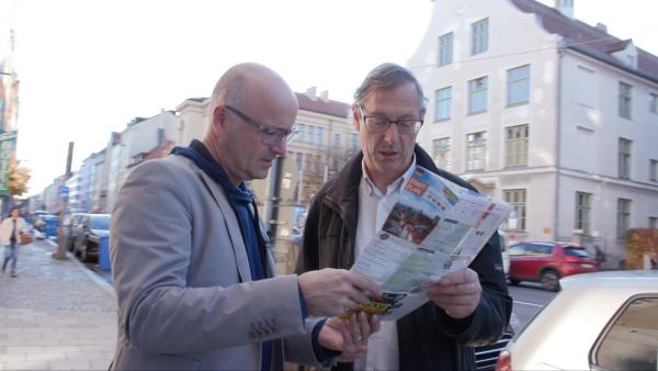 Bild 1 von 3: Orientierung mit einem Stadtplan und einem freundlichen Passanten war in der vordigitalen Zeit das Maß aller Dinge in einer fremden Stadt. GPS-Navigationssysteme haben beide verdrängt.