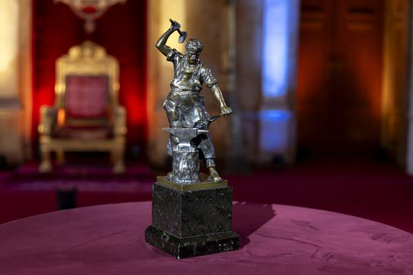 Bild 1 von 4: Diese Bronzefigur ist ein Erbstück.