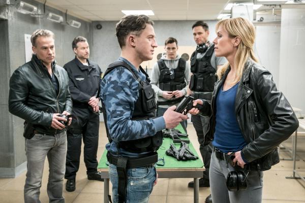 Bild 1 von 5: (v.l.n.r.) Jan Maybach (Marco Girnth); Kai Hermann (Dirk Borchardt); Marcel Rekowski (Josef Heynert); Patrick Ritter (Rick Okon); Björn Walters (Martin Bergmann); Ina Zimmermann (Melanie Marschke)