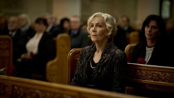 Bild 1 von 5: Riekje (Katelijne Damen) trauert um ihren verstorbenen Mann Ludo.