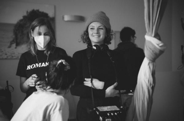 Bild 1 von 8: Chiara Fleischhacker am Set.