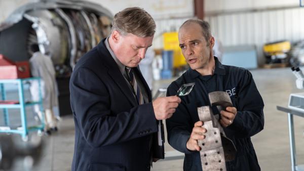 Bild 1 von 3: Können die Bruchstellen der Triebwerkshalterung den entscheidenden Hinweis geben?