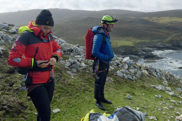 Bild 1 von 3: Fiona McGinley und Ian Miller: Klettersportler auf Brandungspfeilern vor derKüste Donegals