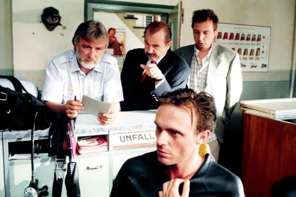 Bild 1 von 6: Im Bild (v.li.): Heinz Marecek (Rudi Aschenbrenner), Ernst Konarek (Oberst Steiner), Dirk Martens (Eddie), Rainer Egger (Sterntaler).