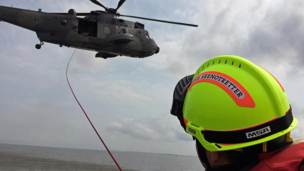 Bild 1 von 4: Selbst die Übungen mit den Marinefliegern der Bundeswehr können gefährlich werden: Da das Fahrwasser im Wattenmeer niedrig ist und der Hubschrauber nur wenige Meter über der Brücke kreist, ist volle Konzentration gefragt.