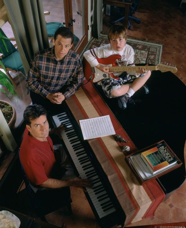 Bild 1 von 6: (3. Staffel) - Nach anfänglichen Schwierigkeiten verläuft der Alltag in der Männer- WG ganz gut: Charlie (Charlie Sheen, l.), Alan (Jon Cryer, M.) und Jake (Angus T. Jones, r.) ...