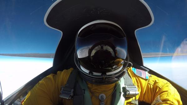 Bild 1 von 3: Ein amerikanischer Pilot im Cockpit seines Jets.