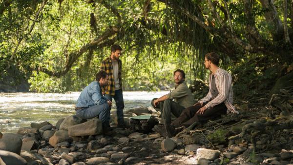 Bild 1 von 15: Die Dschungelreisenden Kevin (Alex Russell, l.), Yossi (Daniel Radcliffe, 2.v.l.), Karl (Thomas Kretschmann, 2.v.r.) und Marcus (Joel Jackson, r.) einen Abbruch ihrer Expedition.