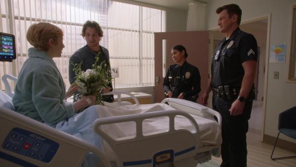 Bild 1 von 3: Officer John Nolan (Nathan Fillion, r.) und Celina Juarez (Lisseth Chavez, 2. v. r.) besuchen Ashley (Molly C. Quinn, l.) im Krankenhaus, wo sie verzweifelt auf das lebensrettende Organ ihres Vaters wartet, der ein Straftäter ist. Während des Besuchs lernen sie auch Ashleys Freund Duke (Austin Woods, 2. v. l.) kennen, der verblüffende Ähnlichkeiten mit ihrem Vater aufweist.