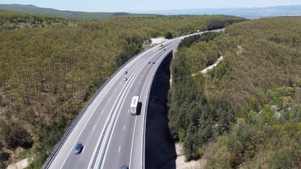 Bild 1 von 2: Im Durchschnitt kommt es auf der Trakija-Autobahn jeden Monat zu zweihundertfünfzig Unfällen und zweiundvierzig Todesfällen.