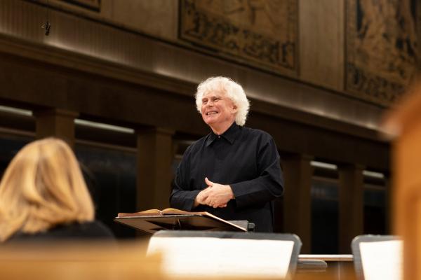Bild 1 von 2: Sir Simon Rattle (Bild) dirigiert die Matthäuspassion: Chor und Symphonieorchester des Bayerischen Rundfunks erweisen sich abermals als höchst flexible Klangkörper mit herausragenden Solisten.
