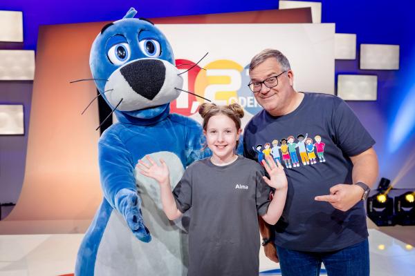 Bild 1 von 5: Kamerakind Alma (Mitte) unterstützt mit Piet  und Elton das Aufnahmeteam im Studio.