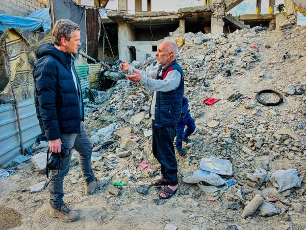 Bild 1 von 5: Baba Mahhouz (r.) vor seinem zerbombten Haus in Douma (Syrien) im Gespräch mit Markus Lanz (l.).