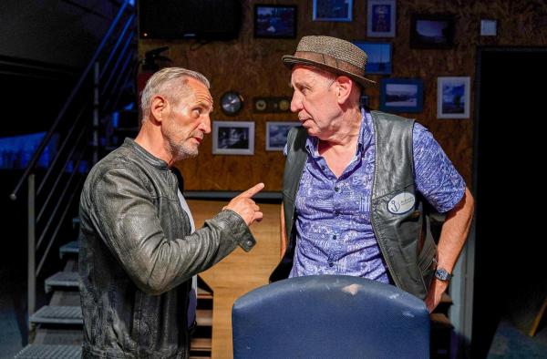 Bild 1 von 4: Im Bild: Paul Schott (Tim Wilde, l.) ermittelt auf eigene Faust bei dem zwielichtigen Alex Richmonder (Manfred Möck, r.) - sehr zum Ärger seines Teams.