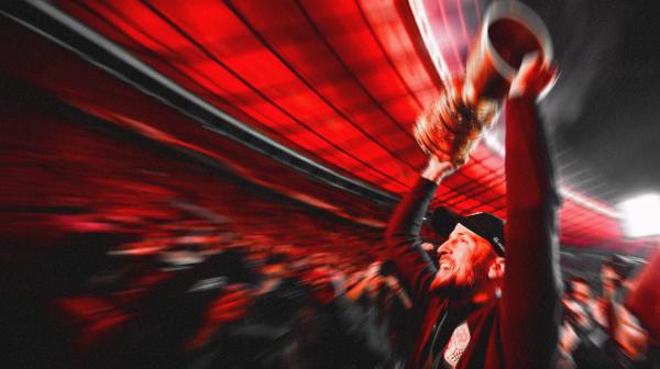 Bild 1 von 3: 24.05.2025 DFB Pokal Finale zwischen DSC Arminia Bielefeld und VfB Stuttgart: Trainer Sebastian Hoeneß (VfB Stuttgart) jubelt mit dem Pokal zu den Fans.