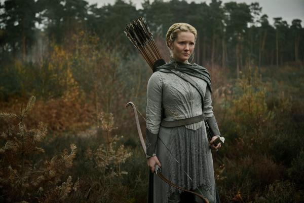 Bild 1 von 4: Galadriel (Morfydd Clark) bereitet sich auf die Reise nach Eregion vor.