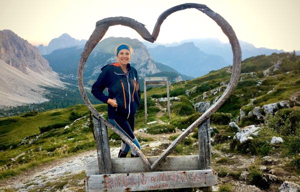 Bild 1 von 2: Herzliche Begrüßung: Susanne Kamp erreicht die Tissi-Hütte in der Civetta-Gruppe.