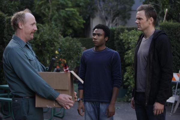Bild 1 von 26: Der Gärtner Joshua (Matt Walsh, l.) erklärt Jeff (Joel McHale, r.) und Troy (Donald Glover, M.) seine \