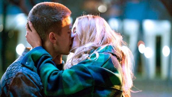 Bild 1 von 4: Travis (Dylan Sprouse) und Abby (Virginia Gardner) schließen eine gewagte Wette ab.