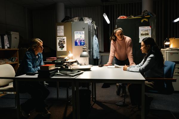 Bild 1 von 4: Lilly und Matti werden von der Frau des ermordeten Schauspielers als Geiseln festgehalten, bis die SOKO den wahren Täter findet. Unter enormen Zeitdruck befragen Vanessa Haas (Kerstin Landsmann, l.) und Amira Mahdi (Aylin Ravanyar, M.) erneut die Hauptverdächtige Kathleen Vu (Mai Duong Kieu, r.).