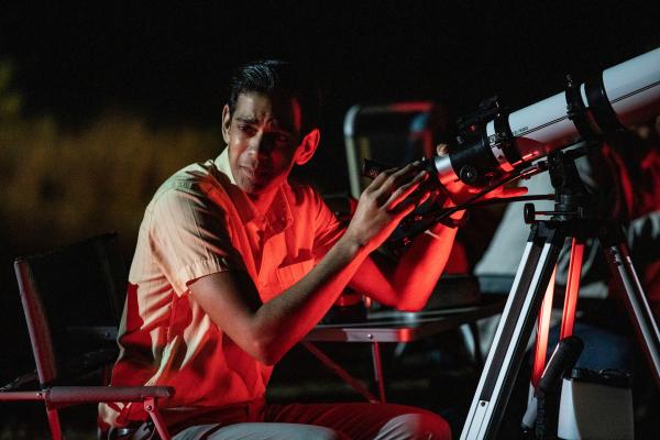 Bild 1 von 5: Während einer astronomischen Beobachtung bemerkt Sunil Singh (Amit Shah) etwas Beunruhigendes.