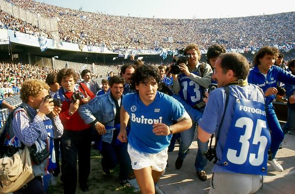 Bild 1 von 6: Diego Maradona (Mi.) von Fotografen umringt in Neapels San-Paolo-Stadion