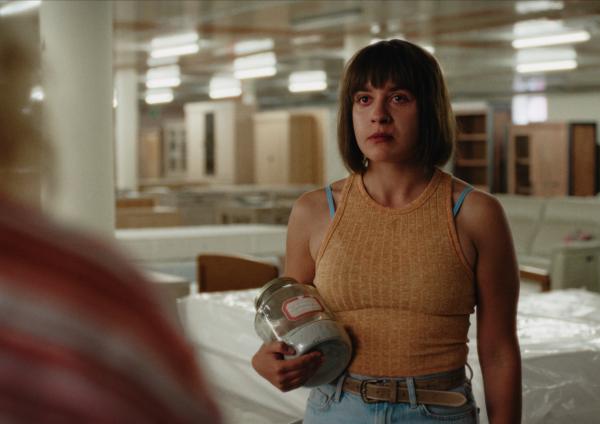 Bild 1 von 8: Anna (Emma Rotsaert) ist außer sich, als Kat ihr von ihrer misslungenen Racheaktion an Tom erzählt.