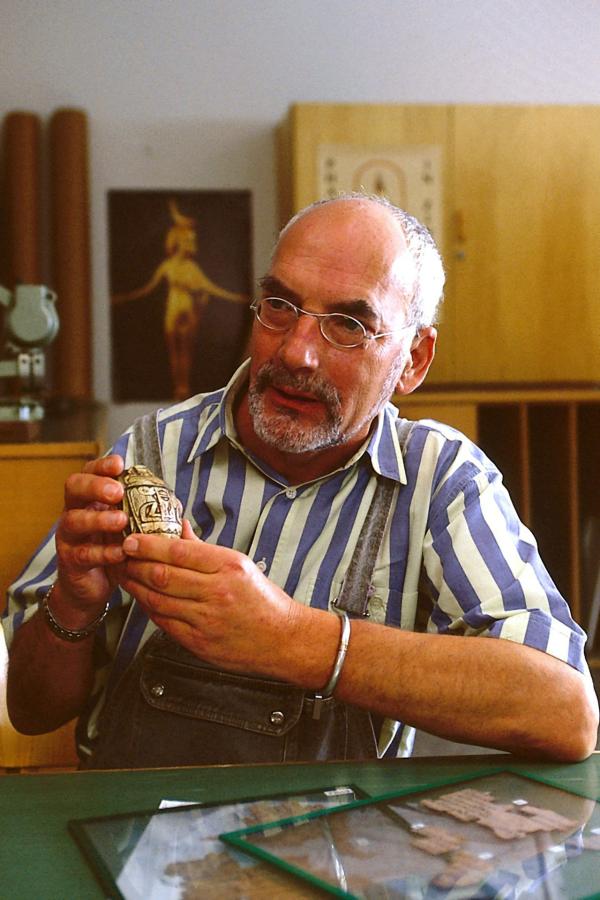 Bild 1 von 3: Peter (Peter Lustig) geht mit seinem Skarabäus ins ägyptische Museum. Ob die eingeritzten Hieroglyphen Glück bedeuten?