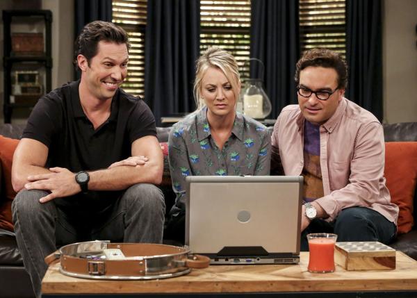 Bild 1 von 19: Um an seine Bitcoins zu kommen, muss Leonard (Johnny Galecki, r.) sich ausgerechnet an Pennys (Kaley Cuoco, M.) Ex-Freund Zack (Brian Thomas Smith, l.) wenden ...