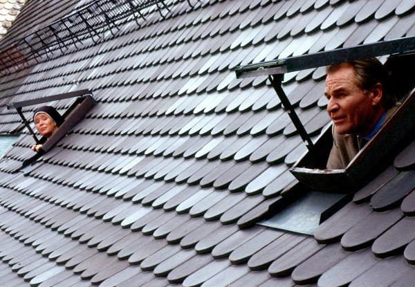 Bild 1 von 10: Im Bild: Schwester Lotte (Jutta Speidel, l.) und ihr Rivale Wöller (Fritz Wepper, r.) brauchen nach ihren Archivrecherchen dringend frische Luft.