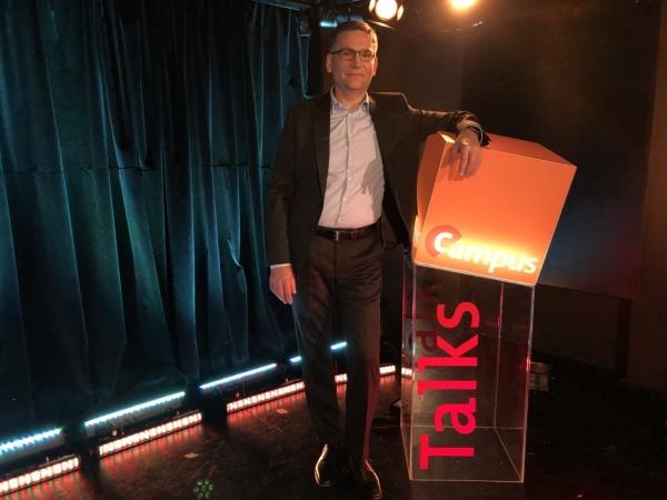 Bild 1 von 2: In seinem Vortrag führt Prof. Dr. Mario Trapp die Zuhörer allgemeinverständlich durch die Welt künstlicher Intelligenz und autonomer Systeme. Er beschreibt, wie sich das große Potenzial der KI zum Nutzen der Menschen trotz der Risiken nutzen lässt - ohne Menschen zu gefährden.