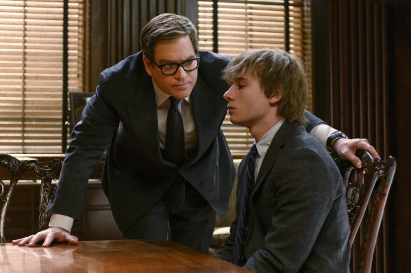 Bild 1 von 11: Dr. Jason Bull (Michael Weatherly, l.); Lucas Schweiger (Christopher Jeffrey Valleroy, r.)