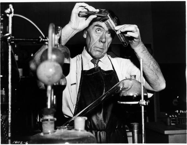 Bild 1 von 5: Professor Deemer (Leo G. Carroll) experimentiert mit Wachstumsseren. Als eine mit dem Serum hochgezüchtete Tarantel aus dem Labor entkommen kann, wächst sie in der freien Natur schnell auf Monstergröße an ...