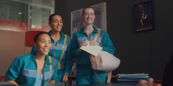 Bild 1 von 3: Cece (Hailey Romain, l.), Simone (Margherita Barbieri, M.) und Mia (Abigail O'Regan, r.) sind begeistert. Der Tanzmarathon darf stattfinden!