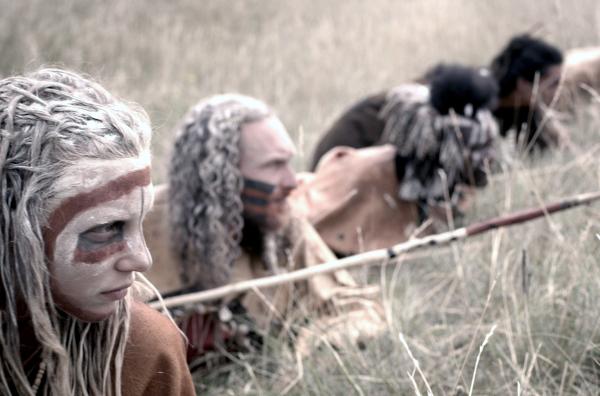 Bild 1 von 9: Yama (Marlena Selikovsky, li.) und ihre Sippe begeben sich auf die Jagd.