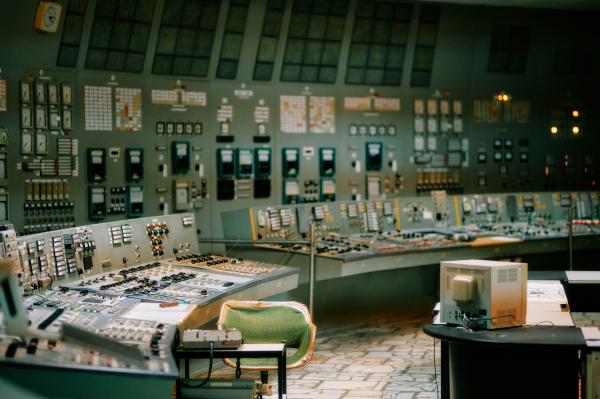 Bild 1 von 9: Der Reaktorkontrollraum von Block 3 in Tschernobyl, identisch mit dem von Block 4, war zeitweise für Besucher zugänglich. Selbst in den zerstörte Kontrollraum von Block 4 konnten Besucher herein. Doch die Aufenthaltsdauer in Kontrollraum 4 war auf fünf Minuten beschränkt.