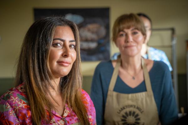 Bild 1 von 6: Die quirlige und immer auf die nächste Eroberung hinarbeitende Vanessa (Laila Rouass) schleppt ihre Freundin Sarah Barnaby (Fiona Dolman) in einen Back-Kurs.
