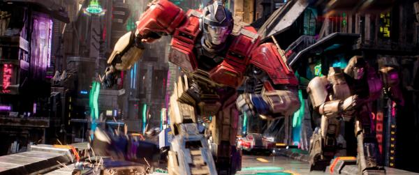 Bild 1 von 5: Chris Hemsworth (Orion Pax/Optimus Prime), left, and Brian Tyree Henry (D-16/Megatron) star in PARAMOUNT ANIMATION and HASBRO Present In Association with NEW REPUBLIC PICTURESA di BONAVENTURA PICTURES Production A TOM DESANTO / DON MURPHY ProductionA BAY FILMS Production \