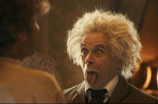 Bild 1 von 4: Albert Einstein (Matthias Matschke) steht kurz vor der Entdeckung der Relativitätstheorie. Was könnte ihn noch aufhalten?