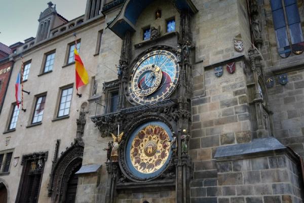 Bild 1 von 3: Die Aposteluhr ist eine weltweit bekannte astronomische Uhr aus dem Jahr 1410, die sich in Prag an der Südmauer des Altstädter Rathauses befindet.