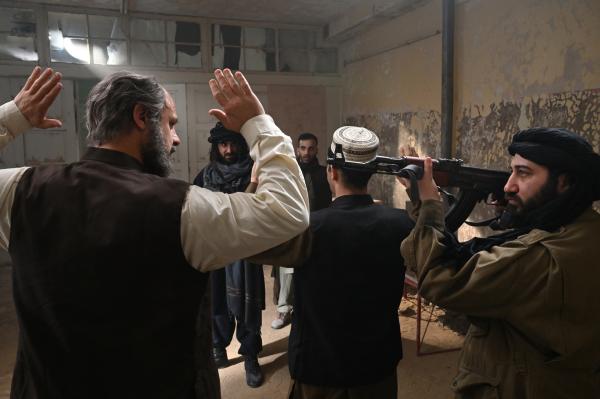 Bild 1 von 1: Georg Taubmann (Moritz Führmann, l.) und sein afghanischer Mitarbeiter werden in Kabul von Talibankämpfern, bewaffnet mit Kalaschnikows, am 5. August verhaftet.  (Spielszene, Komparsen im Bild)