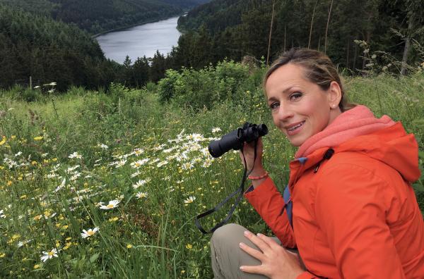 Bild 1 von 1: Der Wildnis-Trail durch den Nationalpark Eifel macht seinem Namen alle Ehre: Schmale Pfade schlängeln sich über 85 Kilometer durch dichte Wälder mit umgestürzten Bäumen, über sturmumtoste Höhen, vorbei an Bächen, Wildblumenwiesen und kleinen Dörfern. Tamina Kallert wandert die erste der vier Etappen durch die wilde Eifel, in der die Natur wieder Natur sein darf.