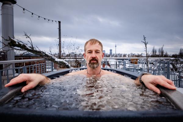 Bild 1 von 13: Daniel auf seiner Dachterrasse beim Eisbaden.