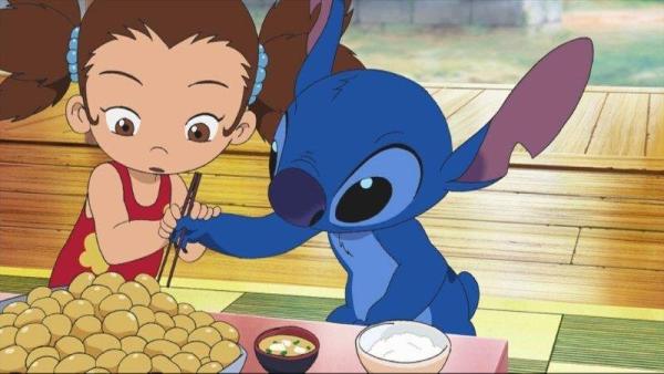 Bild 1 von 1: Die Karate-Meisterin Yuna und ihre Großmutter leben zusammen in Japan. Als Yuna hört, dass ein blaues Wesen in der Stadt für Unruhe sorgt, macht sie sich auf den Weg, um den Störenfried zu finden. Sie spürt das blaue Monster, bei dem es sich um den Außerirdischen Stitch handelt, im Wald auf. Nach anfänglichen Schwierigkeiten finden die beiden Gefallen aneinander, werden schließlich sogar zu besten Freuden und erleben zahlreiche Abenteuer zusammen.