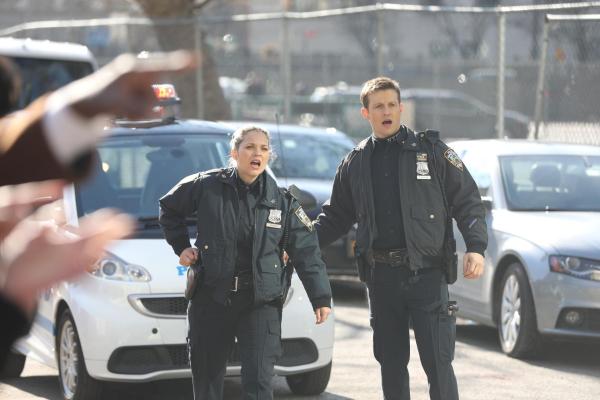 Bild 1 von 13: Jamison Reagan (Will Estes, r.) und Eddie Jenko (Vanessa Ray, l.) müssen schnell handeln. Können sie rechtzeitig eingreifen?