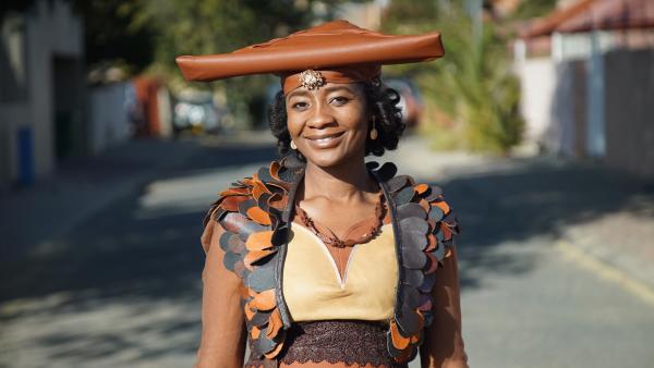 Bild 1 von 8: Matjiua Hengua aus Namibia trägt die traditionelle Tracht der Herero.